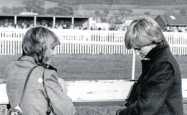 Camila y Diana coinciden en un competición ecuestre en Ludlow, un año antes de la boda de esta última con el príncipe Carlos. 