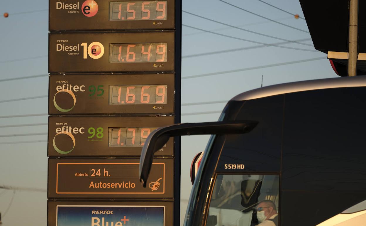 Cartel con los precios de los combustibles en una estación de servicio en Madrid, esta semana. 