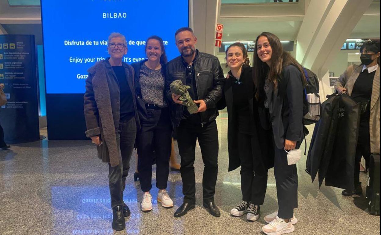 Maixabel Lasa, Nerea Ezaigirre, Urko Olazabal, María Cerezuela y Nuria Rábano, la tarde de este domingo en el aeropuerto de Valencia. 