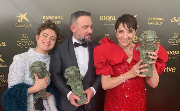 María Cerezuela, Urko Olazabal y Blanca Portillo posan con sus premio Goya.