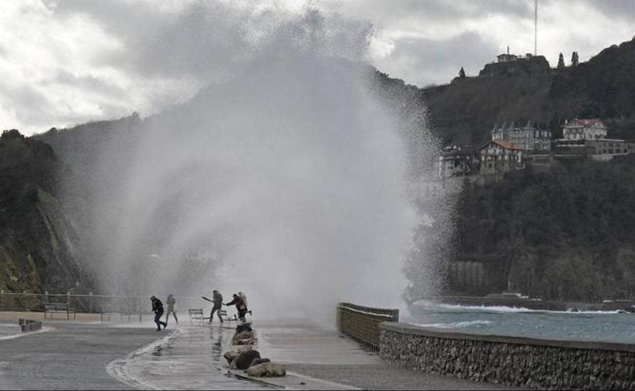 Oleaje en el Paseo Nuevo de San Sebastián, este lunes.