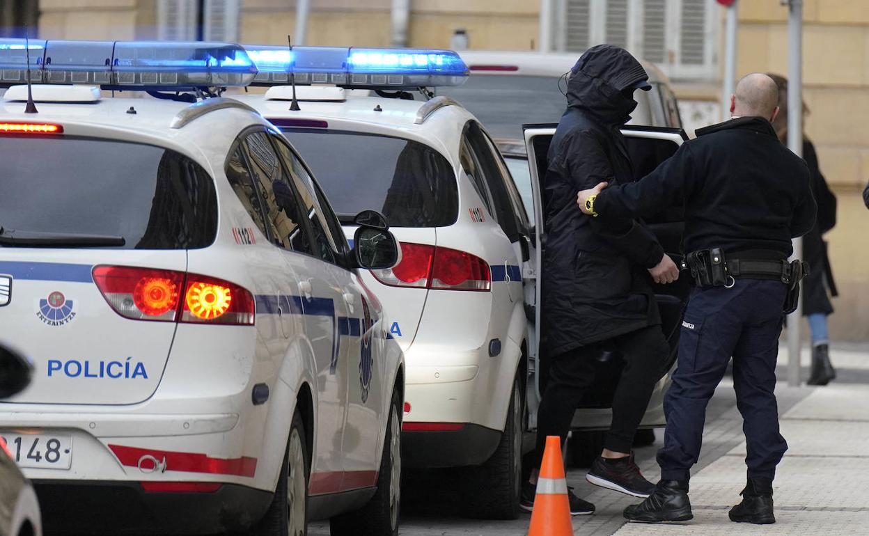 Una avería en la puerta de entrada para vehículos obligó al acusado a acceder a pie a la Audiencia Provincial de Gipuzkoa, adonde fue trasladado desde la prisión de Martutene.