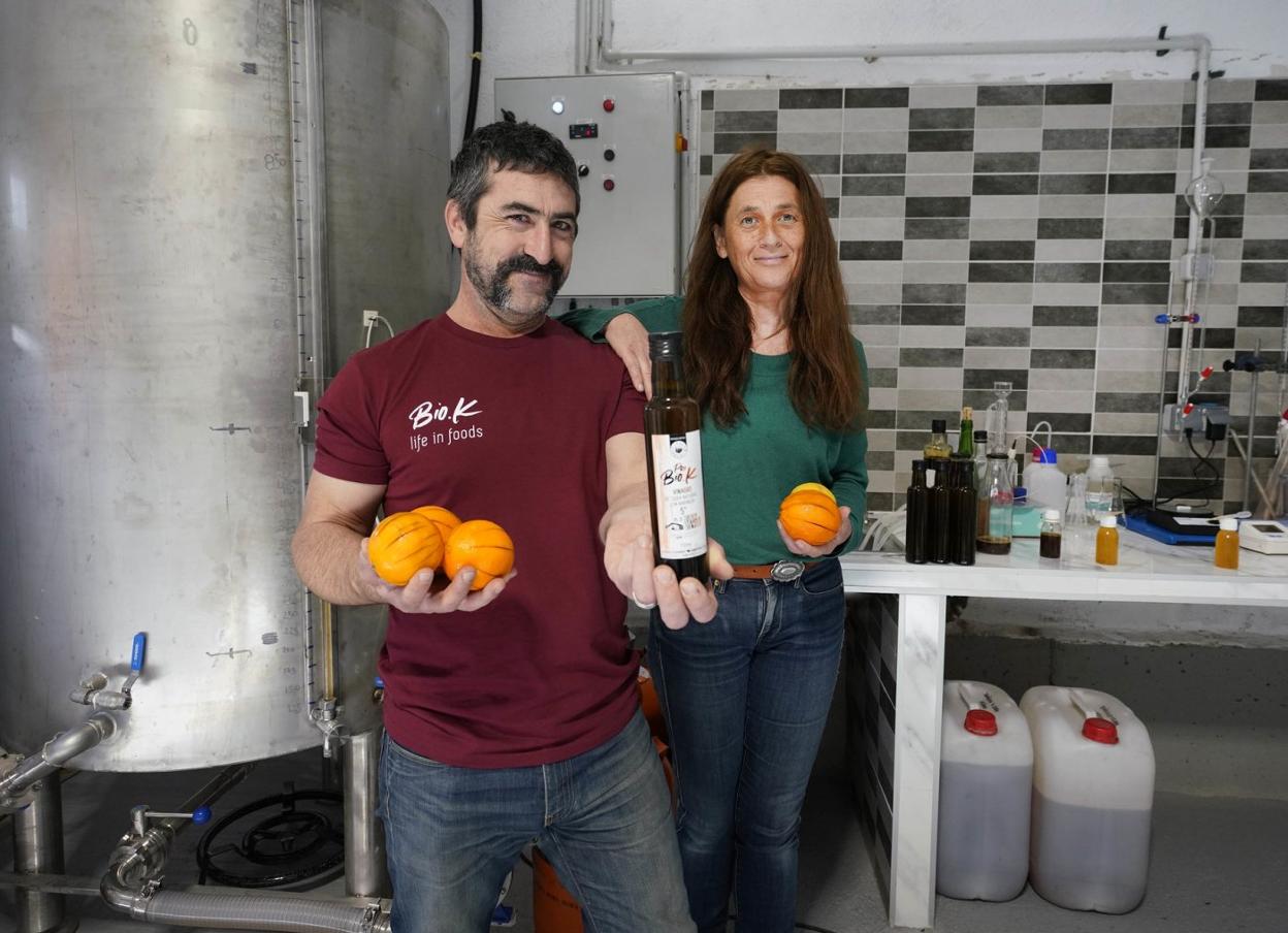 Antxiturbiazpiko baserriaren laborategian, Satxa eta Ana ozpinez blai diren laranja eta limoiekin.