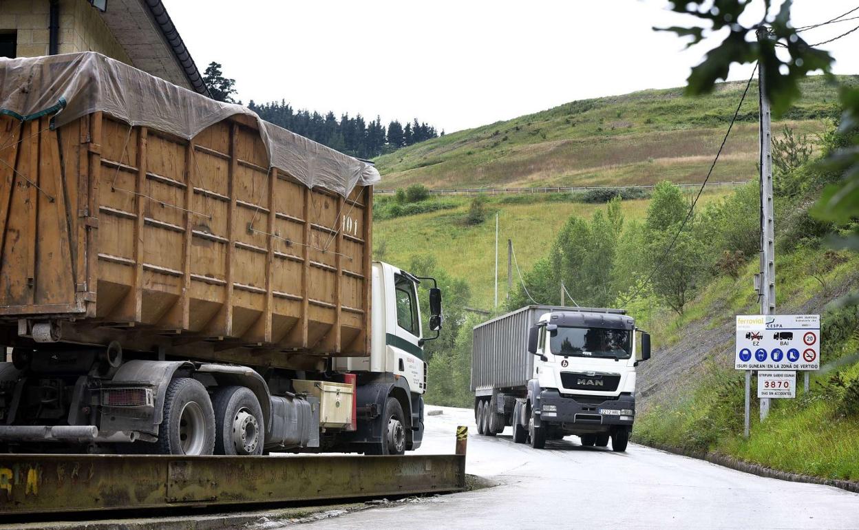 Dos camiones se cruzan en el vertedero de Mutiloa, ya cerrado 