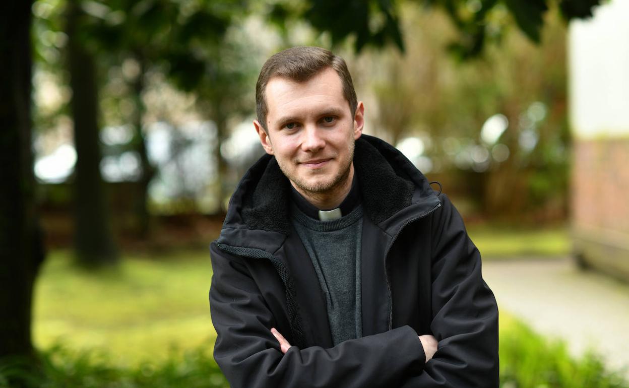 El sacerdote ucraniano desarrolla su tarea pastoral en Irun desde hace cinco meses. 