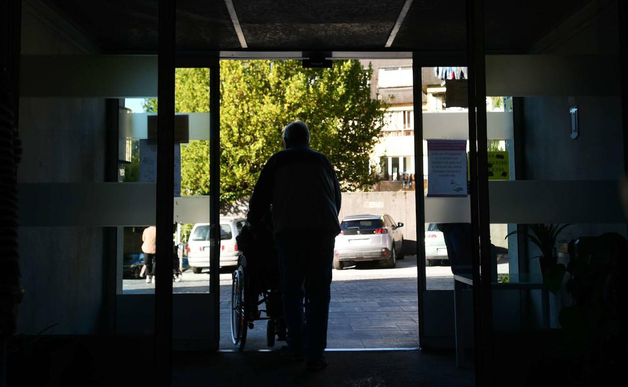 Una visita sale de una residencia de Gipuzkoa. 