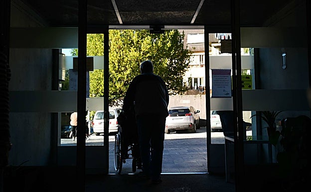 La pandemia retrocede también en las residencias, con un 33,5% menos de positivos que hace una semana