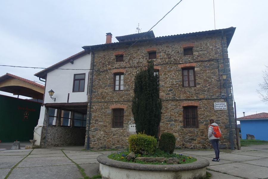 Bajo el manto blanco que ha cubierto esta semana el macizo de Aizkorri se encuentra, Zumarraga y los pueblos que se encuentran en el valle de Urola. 