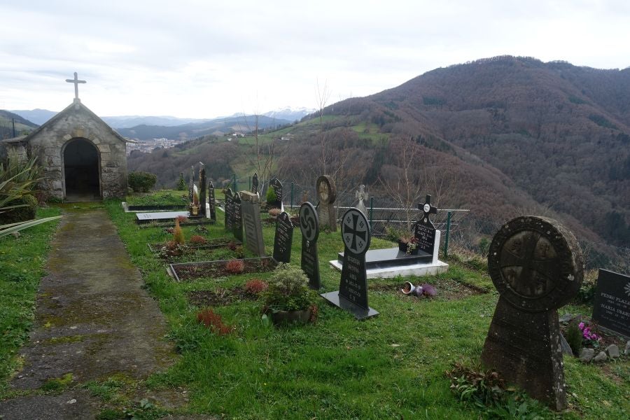 Bajo el manto blanco que ha cubierto esta semana el macizo de Aizkorri se encuentra, Zumarraga y los pueblos que se encuentran en el valle de Urola. 
