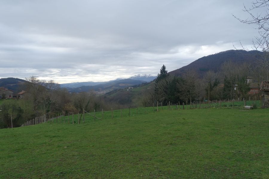 Bajo el manto blanco que ha cubierto esta semana el macizo de Aizkorri se encuentra, Zumarraga y los pueblos que se encuentran en el valle de Urola. 