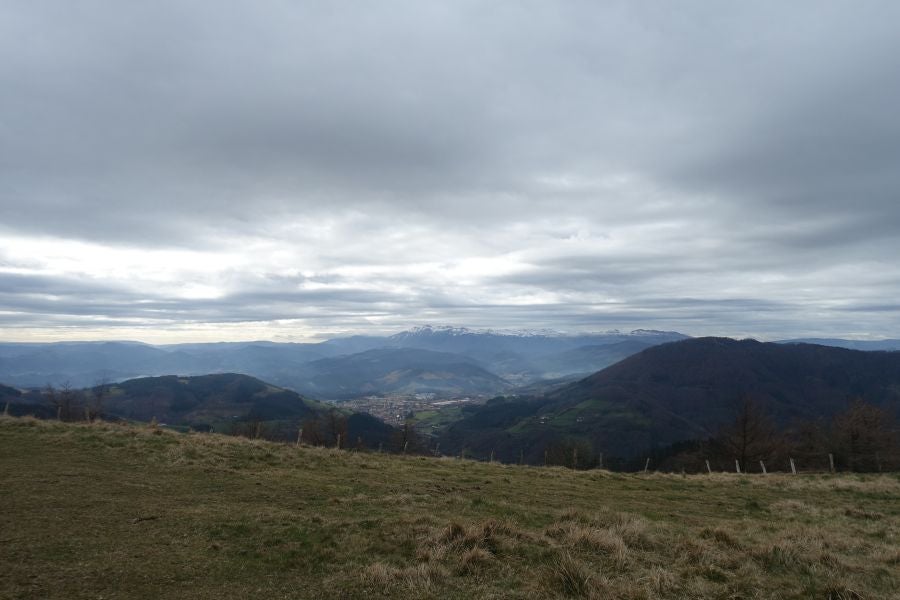 Bajo el manto blanco que ha cubierto esta semana el macizo de Aizkorri se encuentra, Zumarraga y los pueblos que se encuentran en el valle de Urola. 
