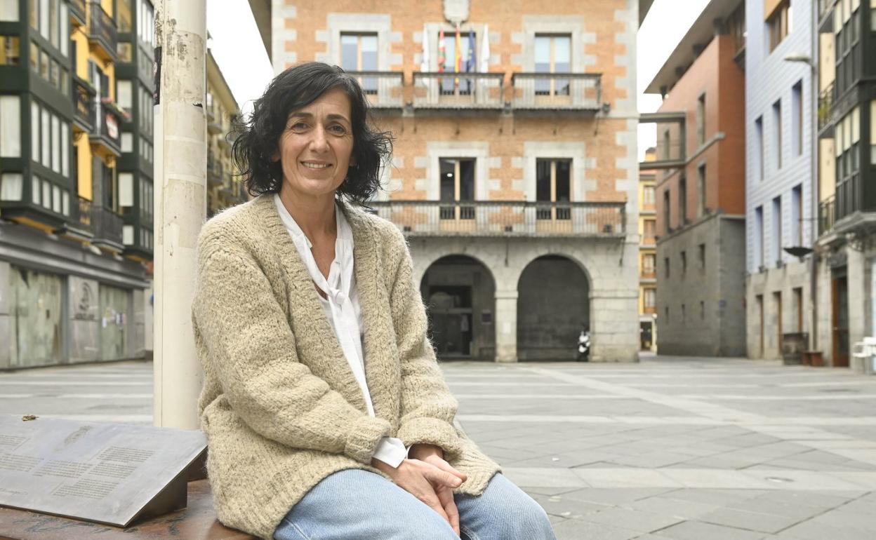 Olatz Peon, en la plaza del Ayuntamiento de Tolosa. 