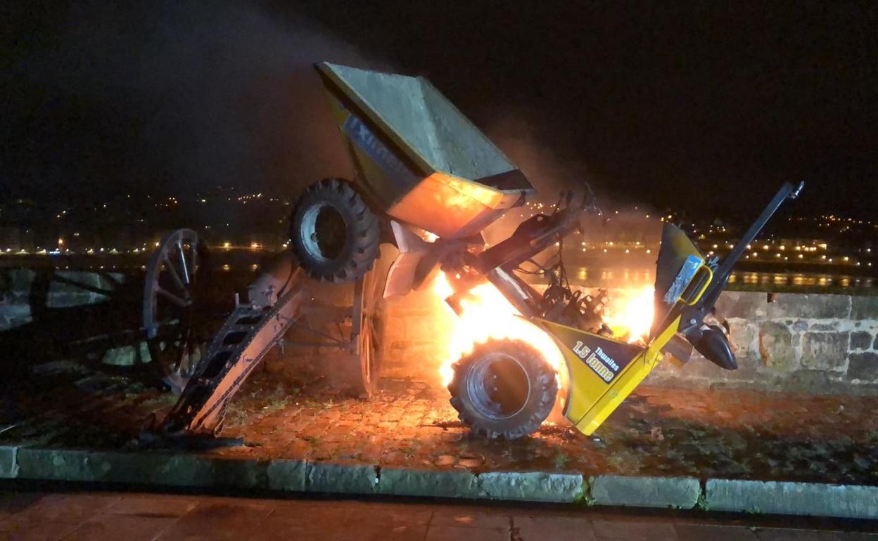 El volquete calcinado sobre un cañón de la Batería de las Damas de Urgull.