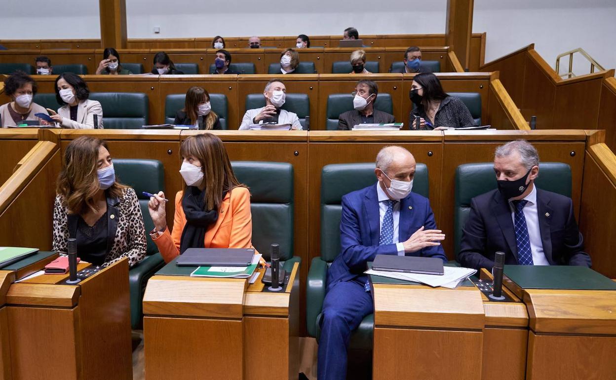 Los consejeros y el lehendakari en el pleno de control al Gobierno, este viernes en el Parlamento Vasco.