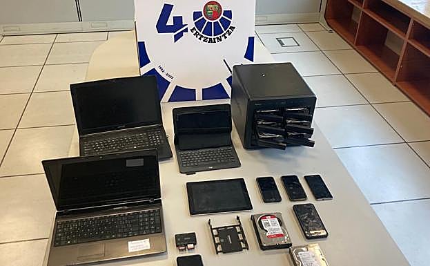 Dispositivos con material de contenido sexual encontrados en el domicilio del detenido.