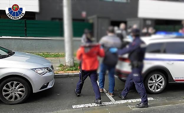 El detenido fue llevado a su domicilio para hacer un registro.