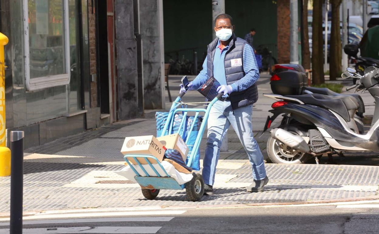 Un repartidor se dispone a distribuir varios productos comprados vía 'online' en Donostia. 