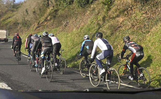 Metro y medio de separación u ocupar el carril contiguo para adelantar ciclistas