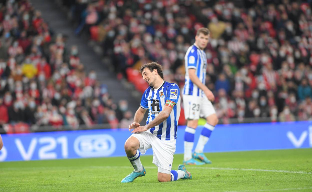 Oyarzabal se lamenta por una ocasión fallida, con Sorloth mirando a su capitán.