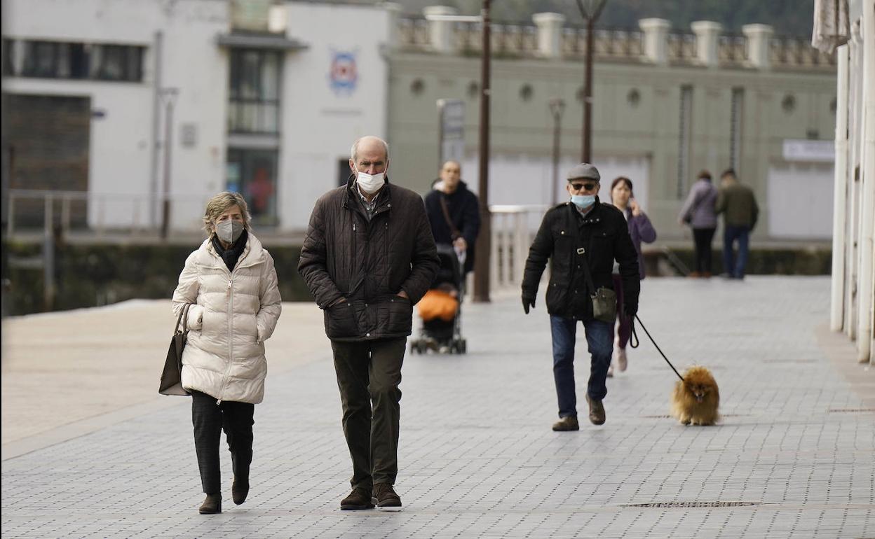 Paseantes en la zona del puerto de San Sebastián. 