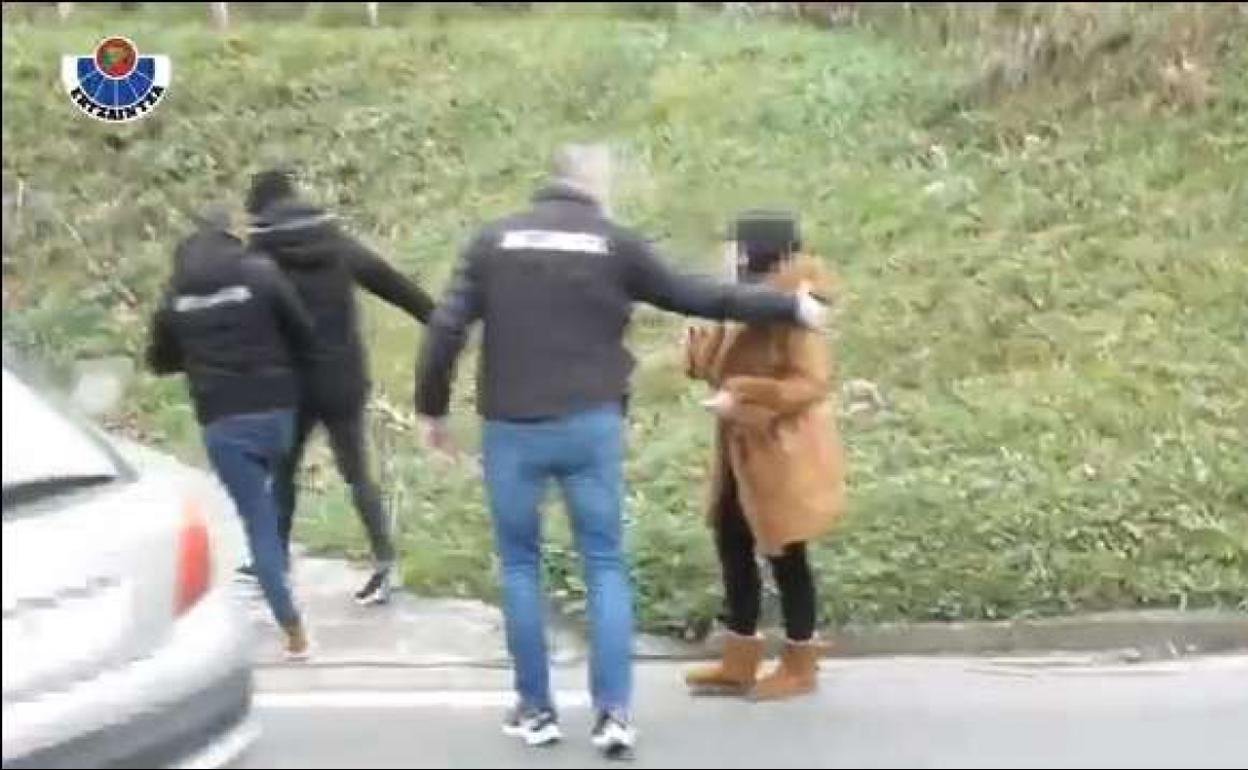 Momento de la detención de una pareja por el crimen de Aintzane Pujana en Aizarnazabal en enero de 2021