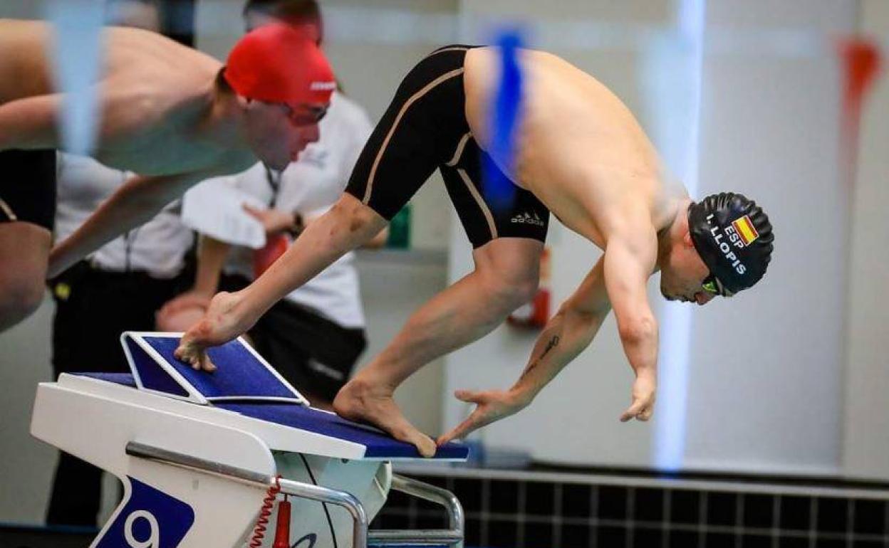 Llopis se lanza al agua en una de las pruebas de las Series Mundiales.