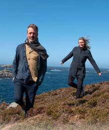 Imagen secundaria 2 - Recreación del hotel y el arquitecto y la empresaria en la isla. 