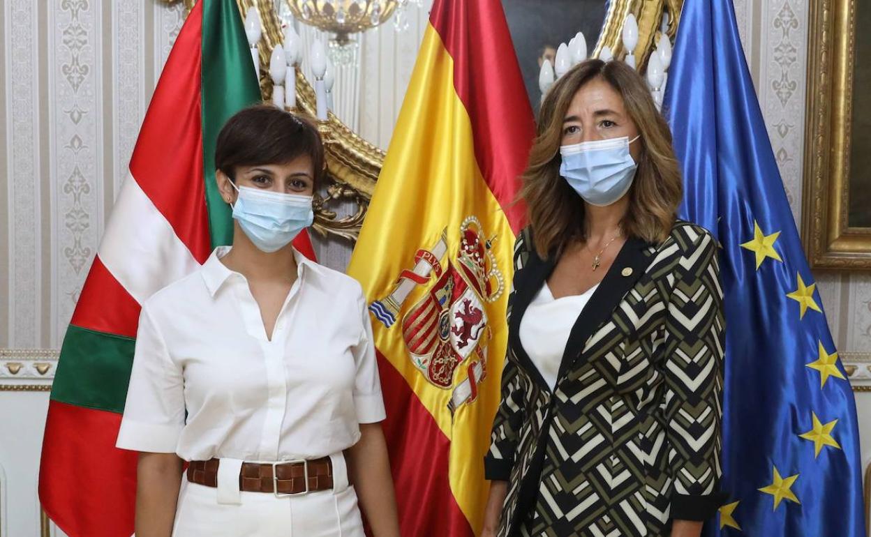 Isabel Rodríguez y Olatz Garamendi, en una reunión.