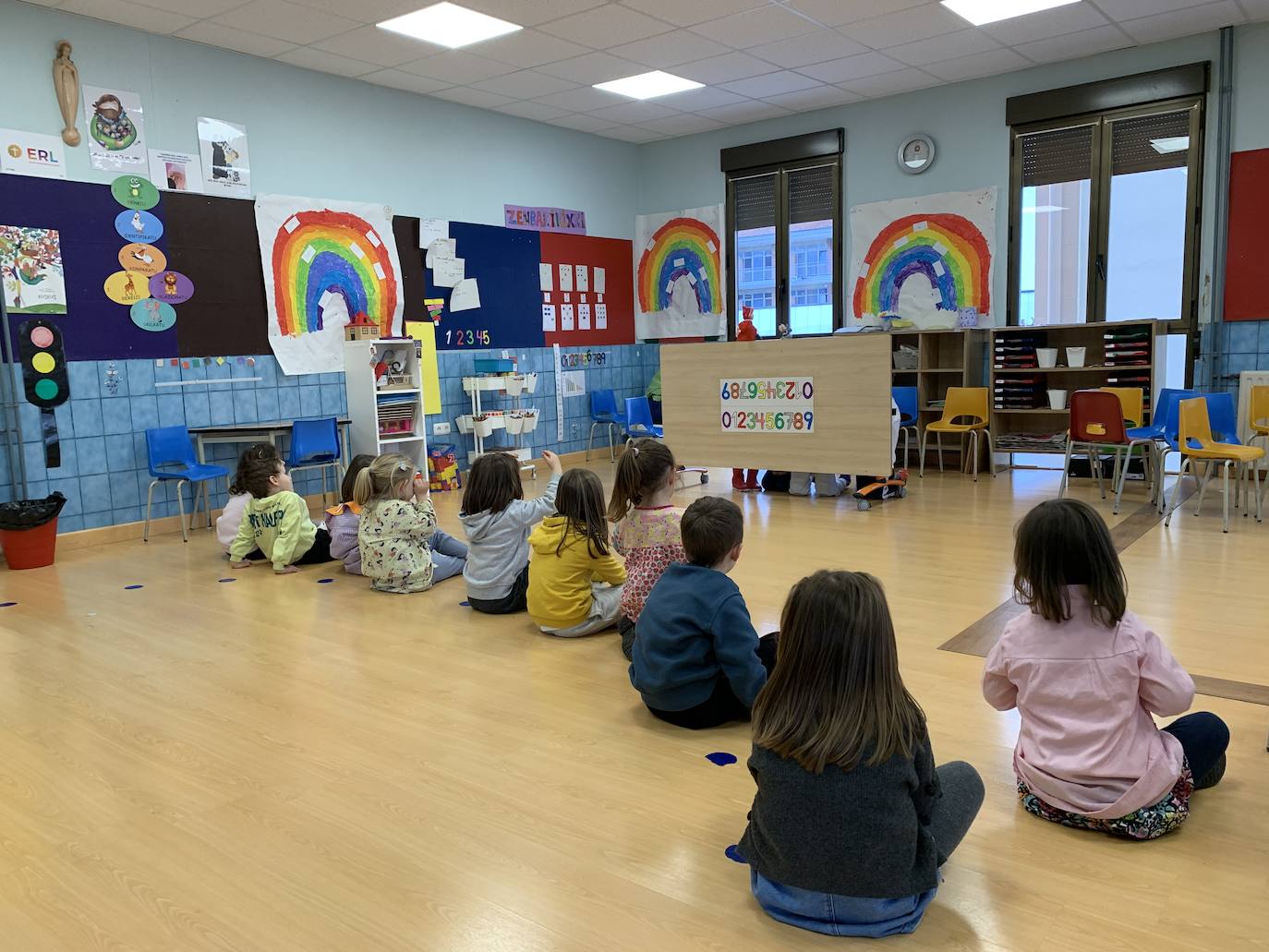 Los niños de la clase de 4 años, pasándolo bien en clase.