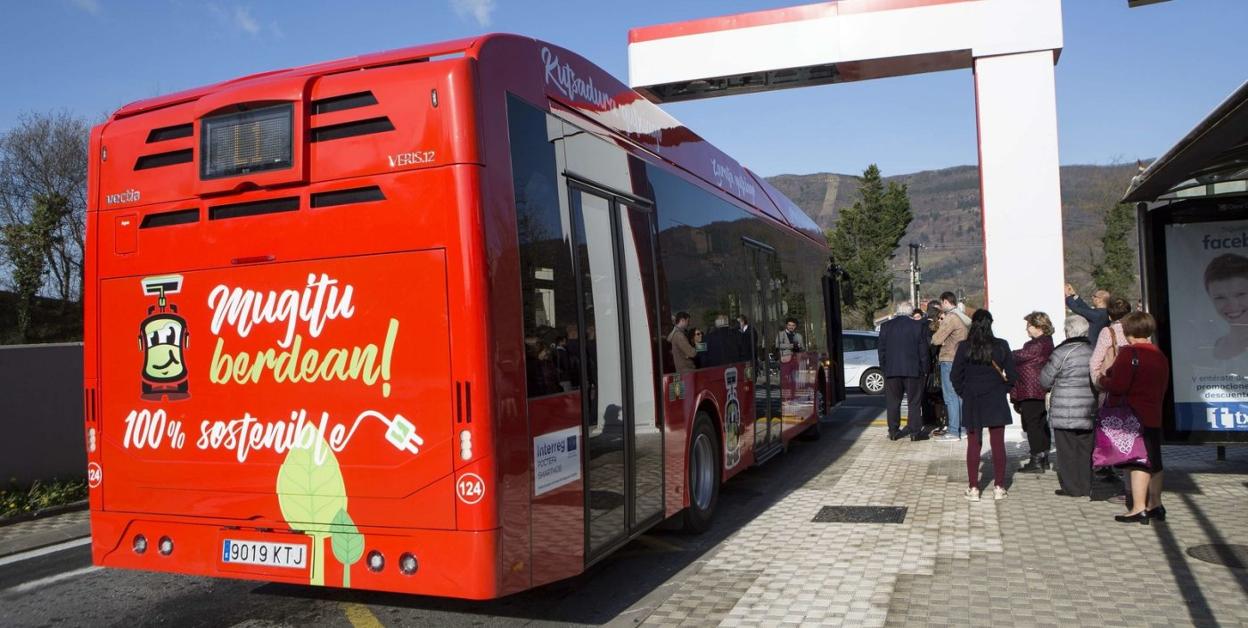 El parque de autobuses urbanos eléctricos crecerá con la electrificación de la L2 y la llegada de cuatro nuevos vehículos. 