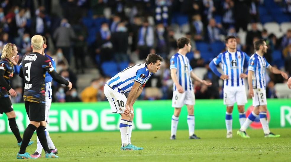 Mikel Oyarzabal, resignado por el resultado, con Aritz, Zubimendi y Zaldua al fondo.