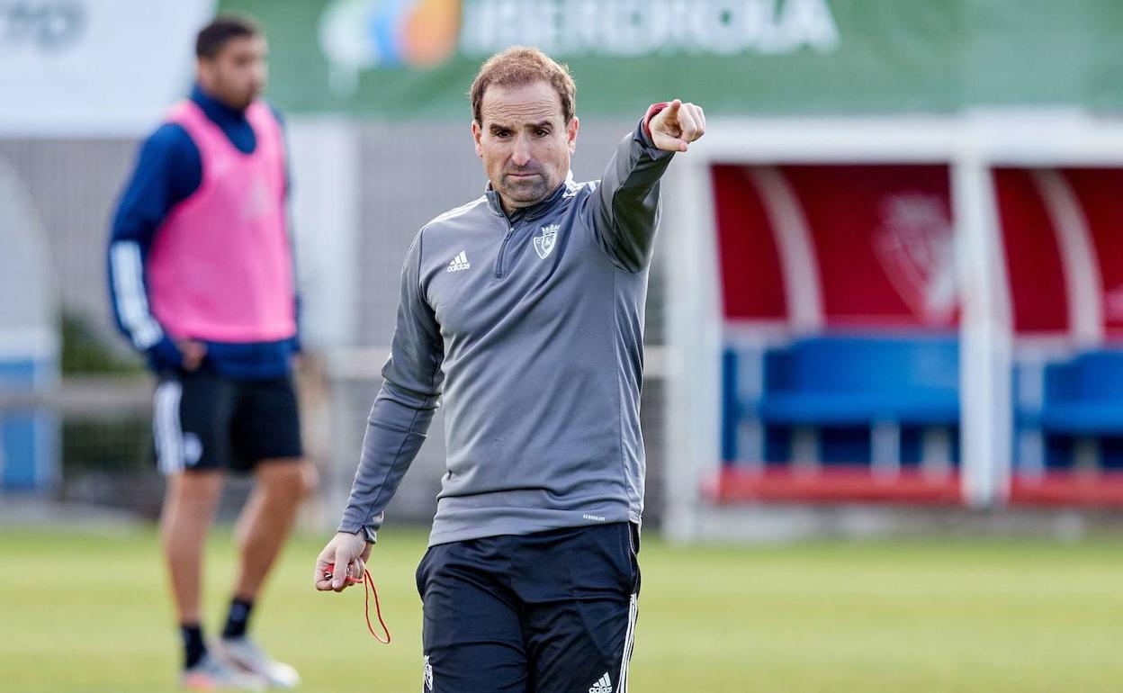 Jagoba Arrasate hace indicaciones durante un entrenamiento en Tajonar.