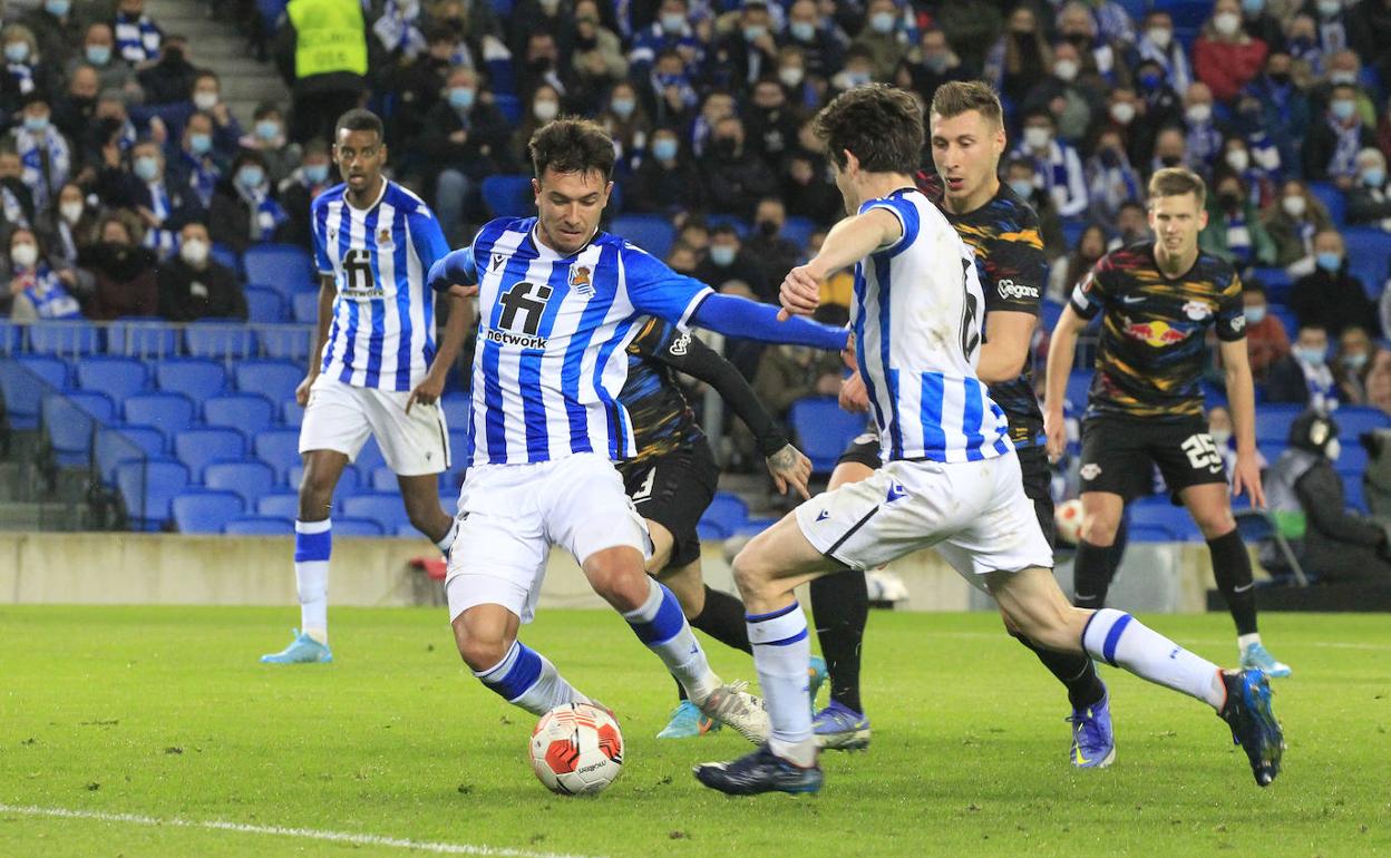 Zubimendi remata para marcar el único gol de la Real anoche frente al Leipzig en presencia de Isak y Aritz.