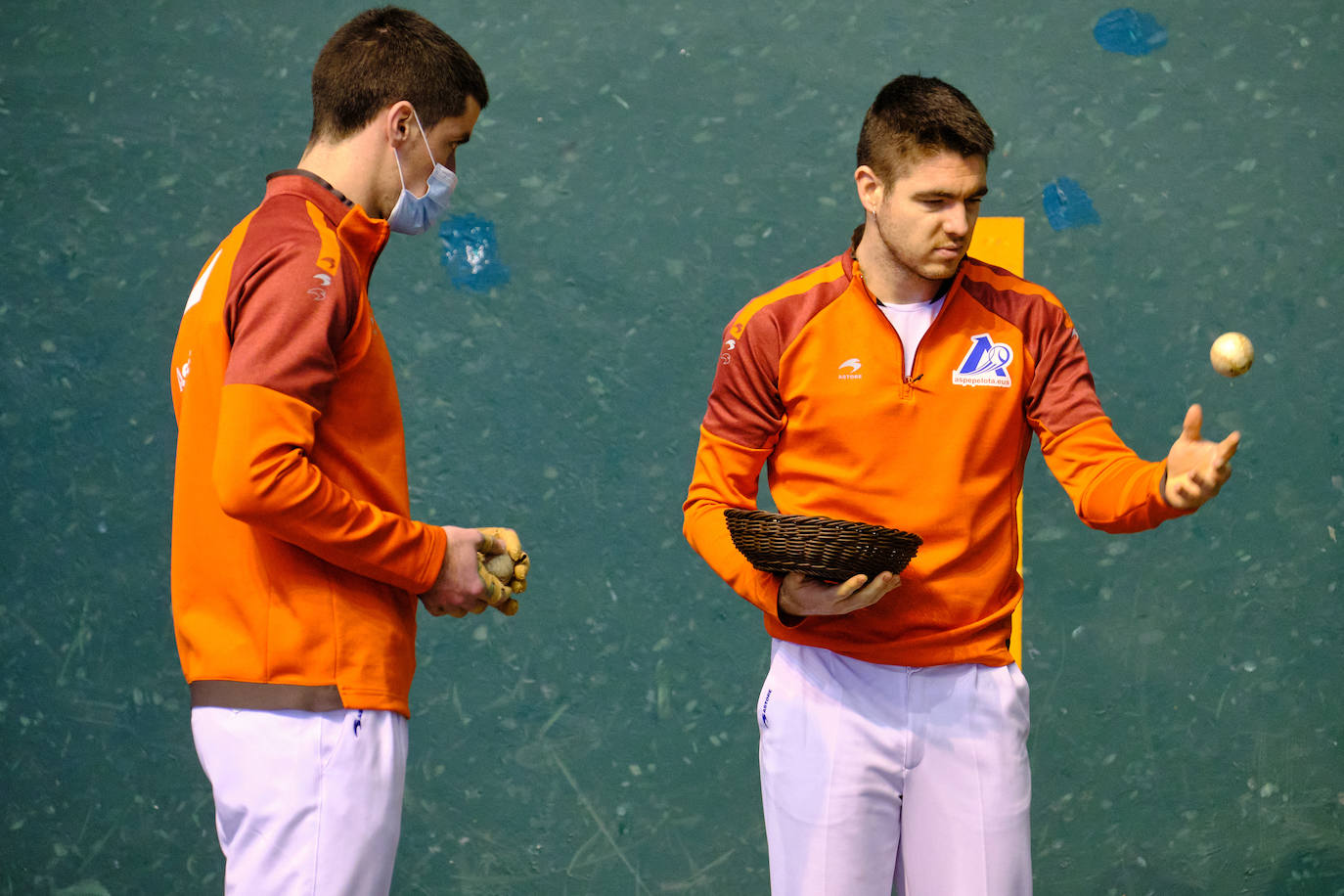 Rezusta e Irribarria prueban el material durante la elección en el Atano III.