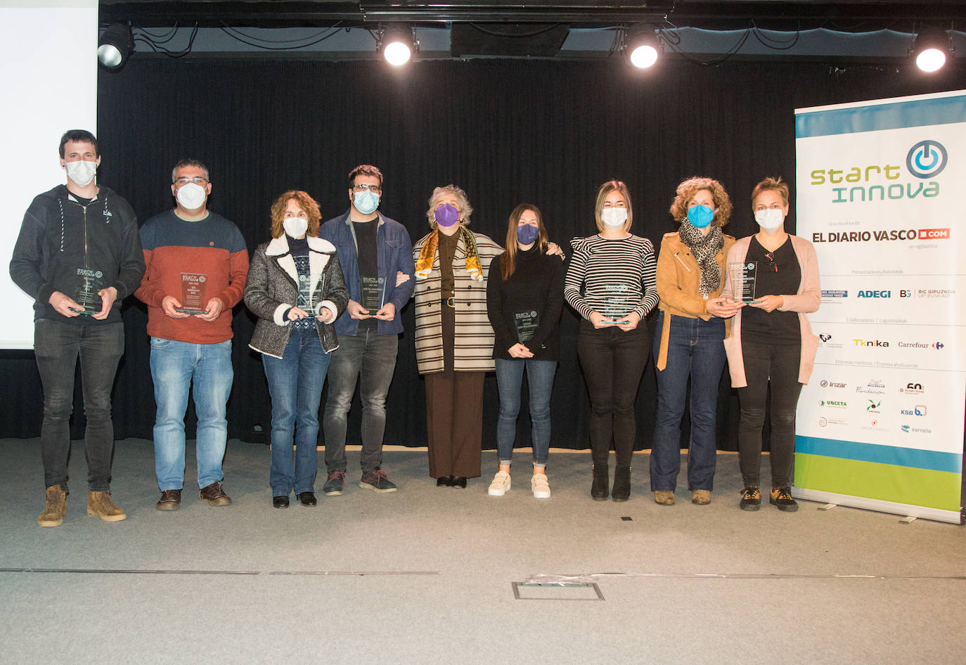 Xabier Otermin Gaztañaga (coordinador y profesor de Administración y Gestión en IES Orixe BHI); Manu Millán (coodinador de IES Hernani BHI); Arantxa Igartua (directora del Instituto Koldo Mitxelena); Markel Garralda Zubimendi (director general de Urretxu-Zumarraga Ikastola); Marisa Arriola (directora gerente de BIC Gipuzkoa); Ilargi Martin (coordinadora y profesora de empresa e iniciatva emprendedora en Oteitza Lizeo Politeknikoa); Ane Arrieta (coordinadora de IES Oianguren BHI); Inma Castreño (responsable de formación profesiona en CPEIPS La Salle-Berrozpe HLBHIP) y Maider Lizarralde (coordinadora y profesora de emprendimiento de CPEIPS La Salle-Berrozpe HLBHIP) con los trofeos que reconocen el trabajo realizados por estudiantes y coordinadores en STARTinnova