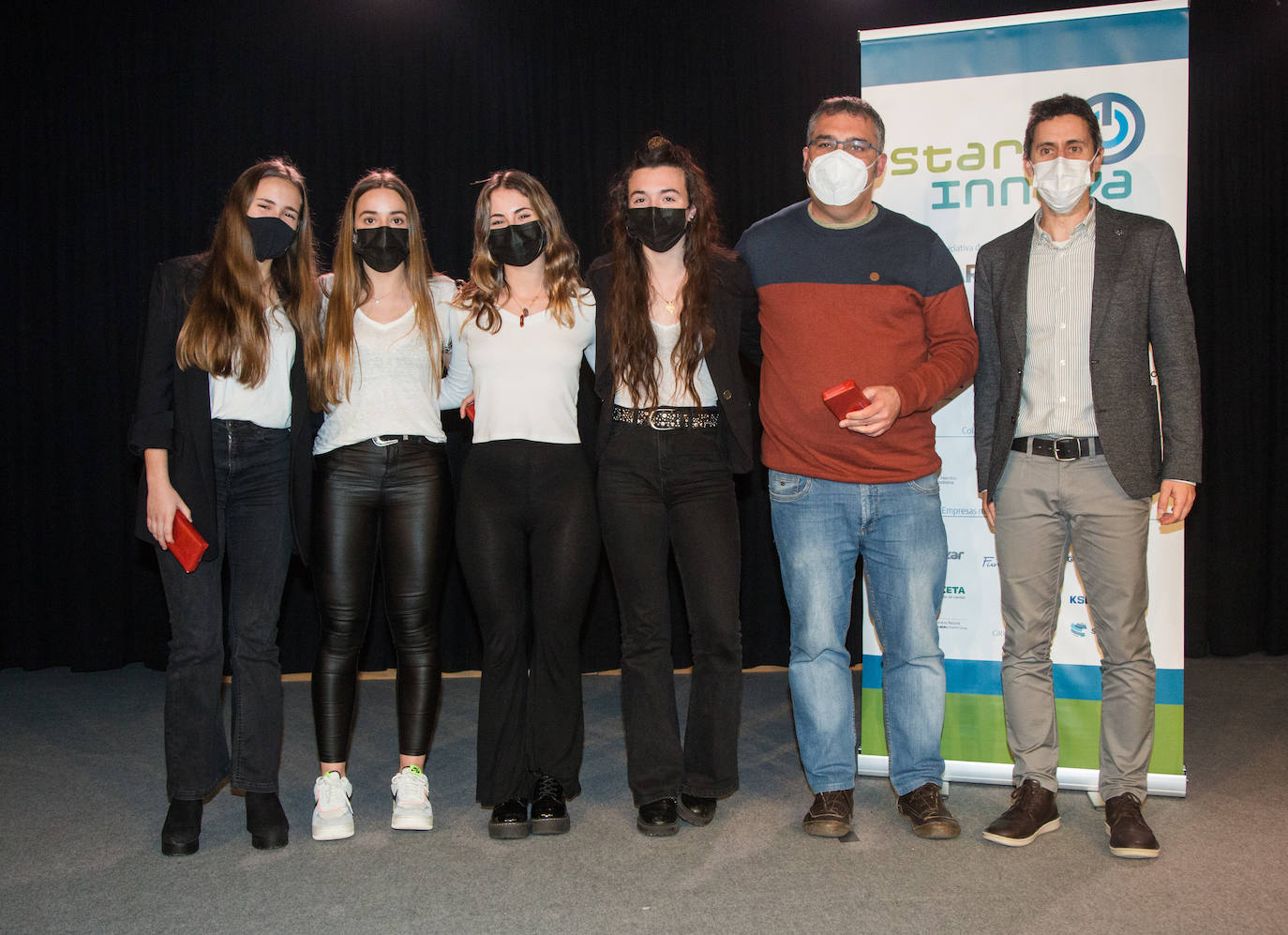 3º clasificado Categoría 16-17 años: Bafre and Company de IES Hernani BHI (Hernani). Ihintz Larrañaga, Ilargi Goikoetxea, Irene Vilchez, Malen Arantzegi; Manu Millán (profesor); y Aimar Insausti (director de Emprendimiento y Transferencia de Campus de Gipuzkoa de la UPV/ EHU)