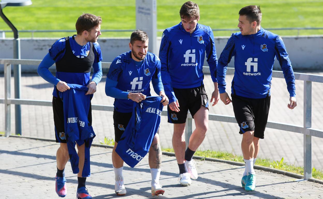 Illarramendi, Portu, Pacheco y Gorosabel se dirigen a entrenar durante una sesión de esta semana