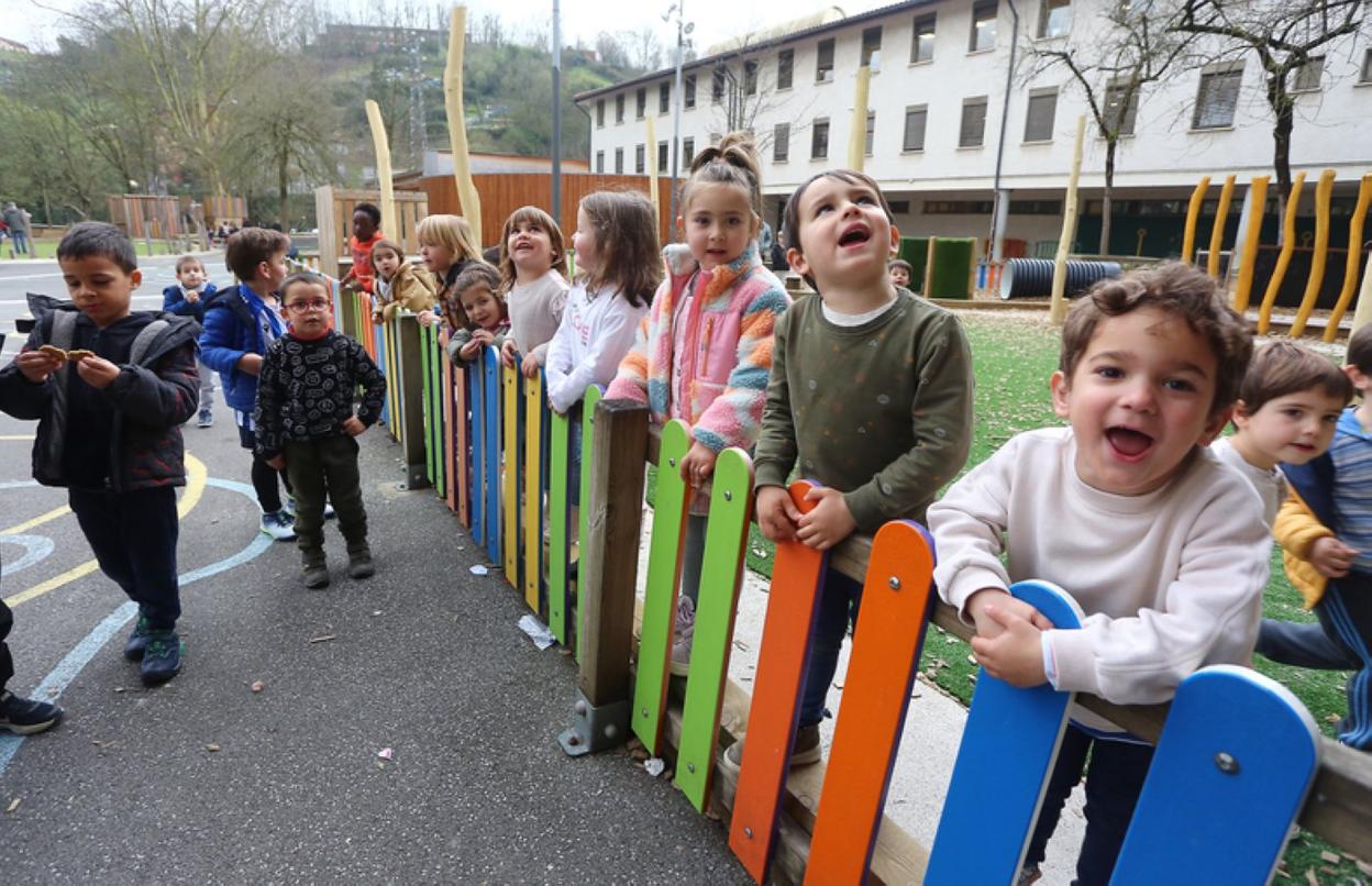 Los peques de la Herri Eskola recibieron con cánticos al Trapujale; disfrutaron de su visita en grupos burbuja. 