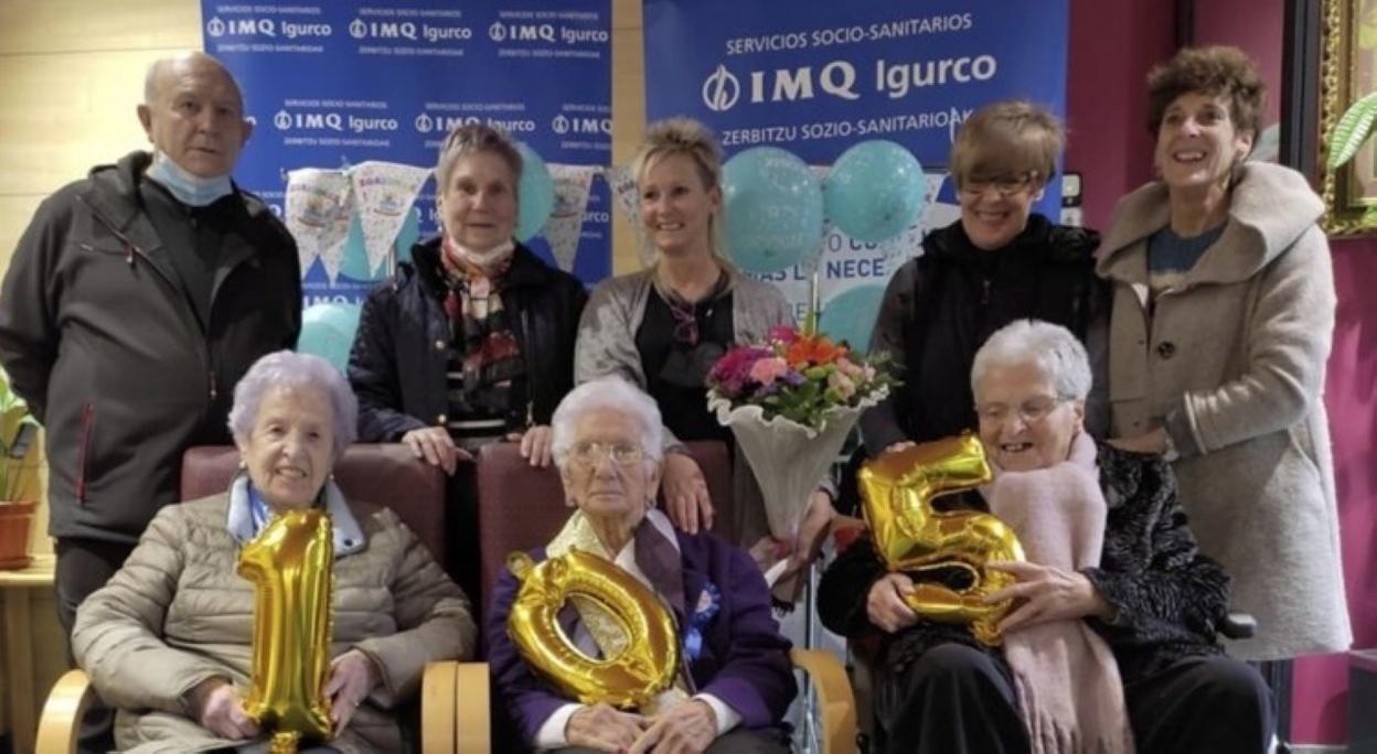 Maria Eguiguren, en el centro, celebrando su 105 cumpleaños.