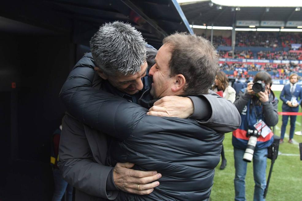 Imanol y Jagoba se desean suerte antes del comienzo de partido de la primera vuelta en El Sadar, donde la Real consiguió la victoria (0-2) con goles de Januzaj y Merino. 
