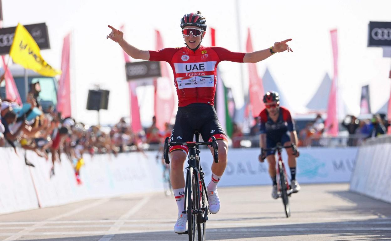 Pogacar culmina su superioridad en la meta de Jebel Hafeet. 