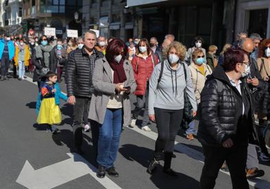 Imagen secundaria 1 - La manifestación a su paso por Alderdi Eder.