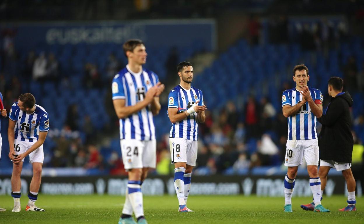 Le Normand, Merino y Oyarzabal aplauden a la afición tras el partido agradeciendo su apoyo. 