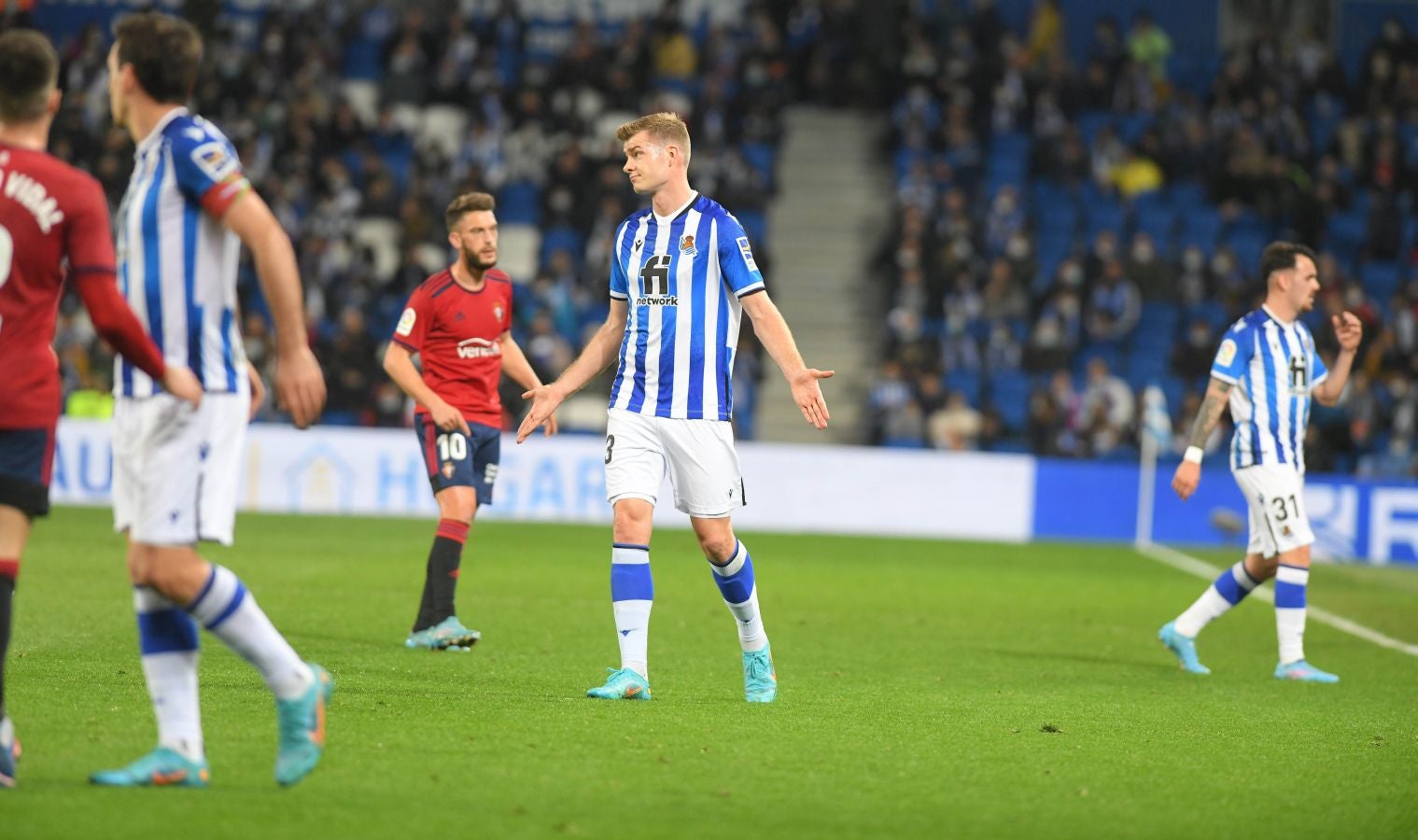 Una Real Sociedad con Pacheco, Djouahra, Martín y Sola se lleva una gran victoria gracias al gol de Aritz en un córner. 