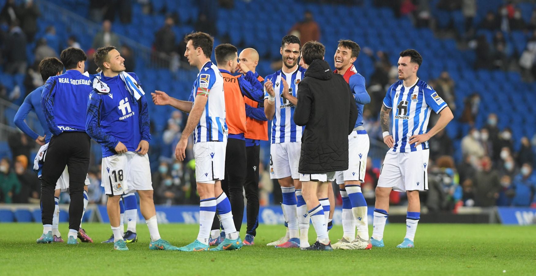 Una Real Sociedad con Pacheco, Djouahra, Martín y Sola se lleva una gran victoria gracias al gol de Aritz en un córner. 