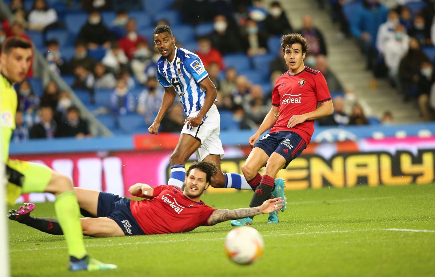Una Real Sociedad con Pacheco, Djouahra, Martín y Sola se lleva una gran victoria gracias al gol de Aritz en un córner. 