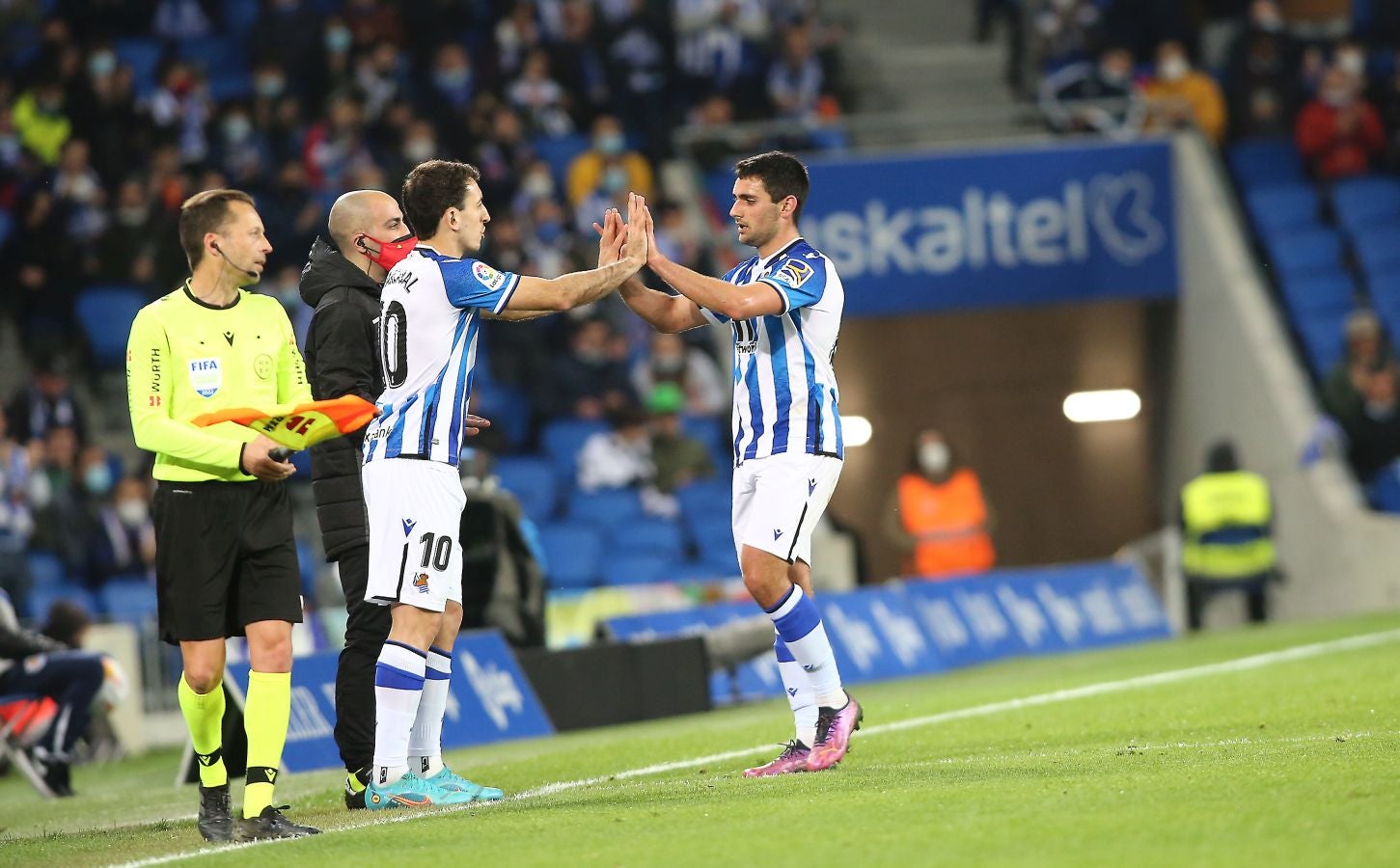 Una Real Sociedad con Pacheco, Djouahra, Martín y Sola se lleva una gran victoria gracias al gol de Aritz en un córner. 