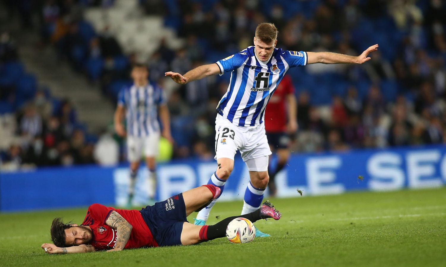Una Real Sociedad con Pacheco, Djouahra, Martín y Sola se lleva una gran victoria gracias al gol de Aritz en un córner. 