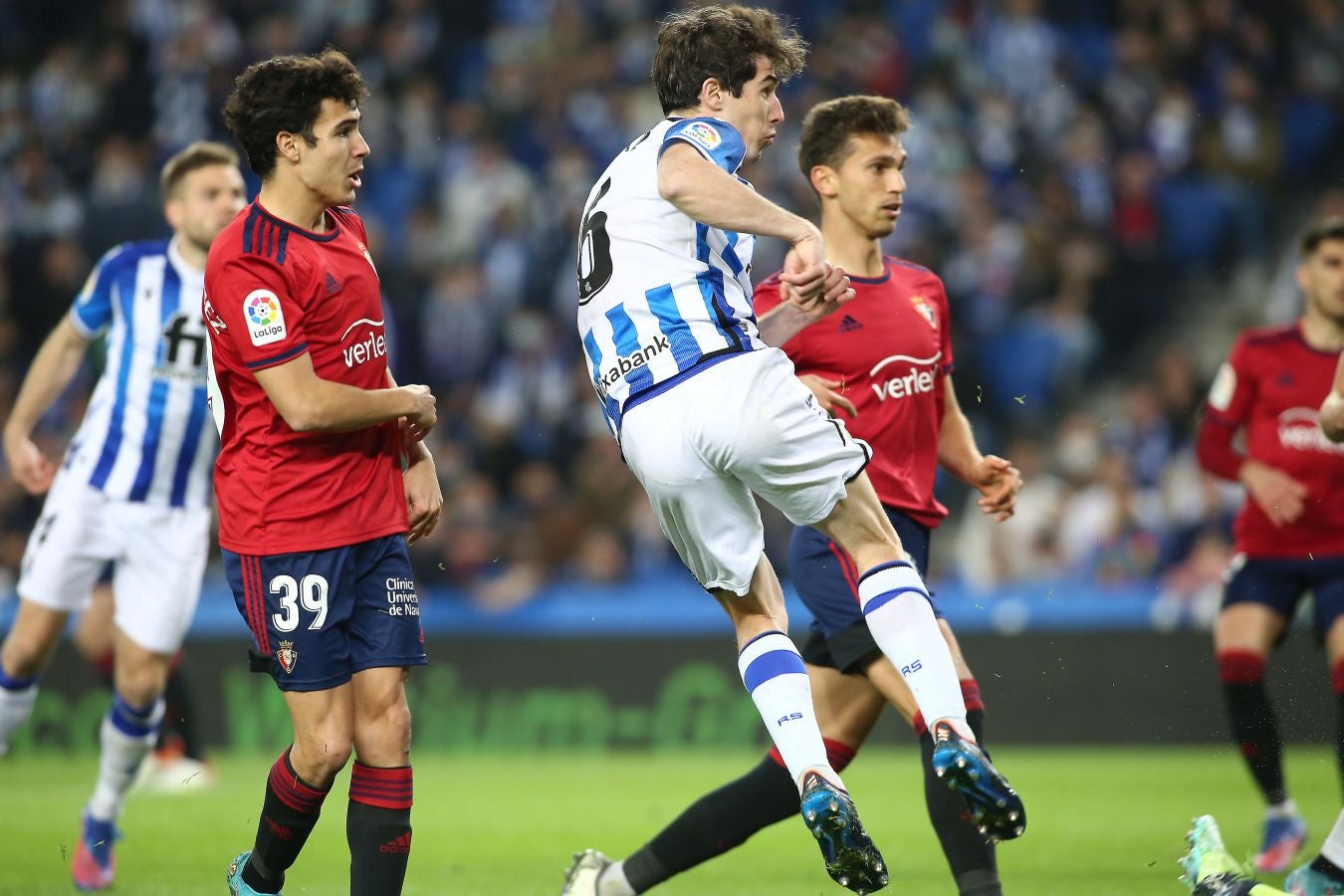 Una Real Sociedad con Pacheco, Djouahra, Martín y Sola se lleva una gran victoria gracias al gol de Aritz en un córner. 