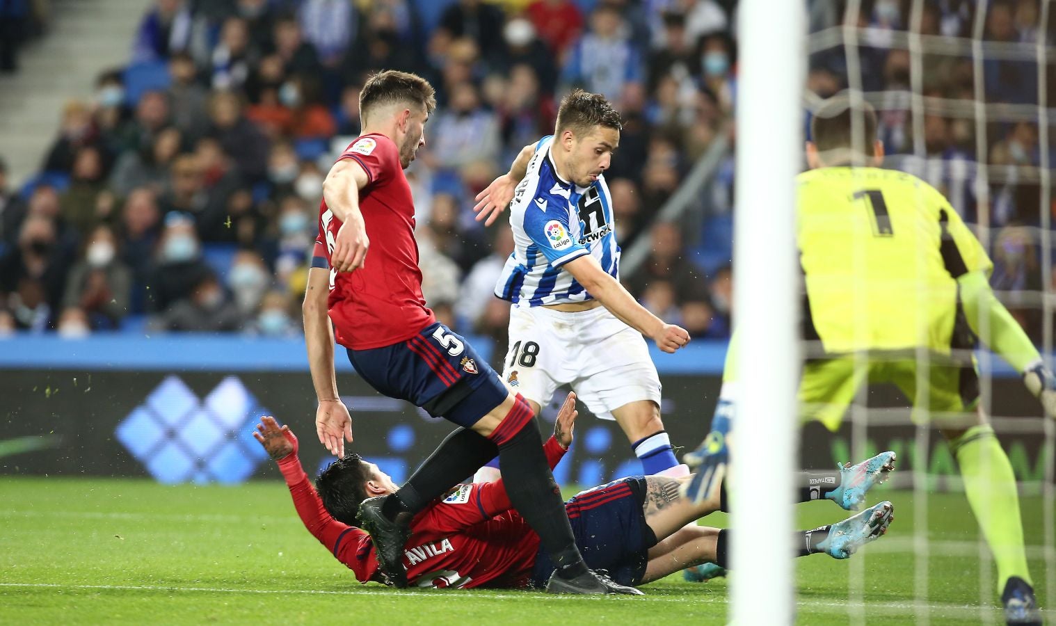 Una Real Sociedad con Pacheco, Djouahra, Martín y Sola se lleva una gran victoria gracias al gol de Aritz en un córner. 
